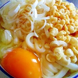 揚げ玉と長ねぎと卵のぶっかけうどん